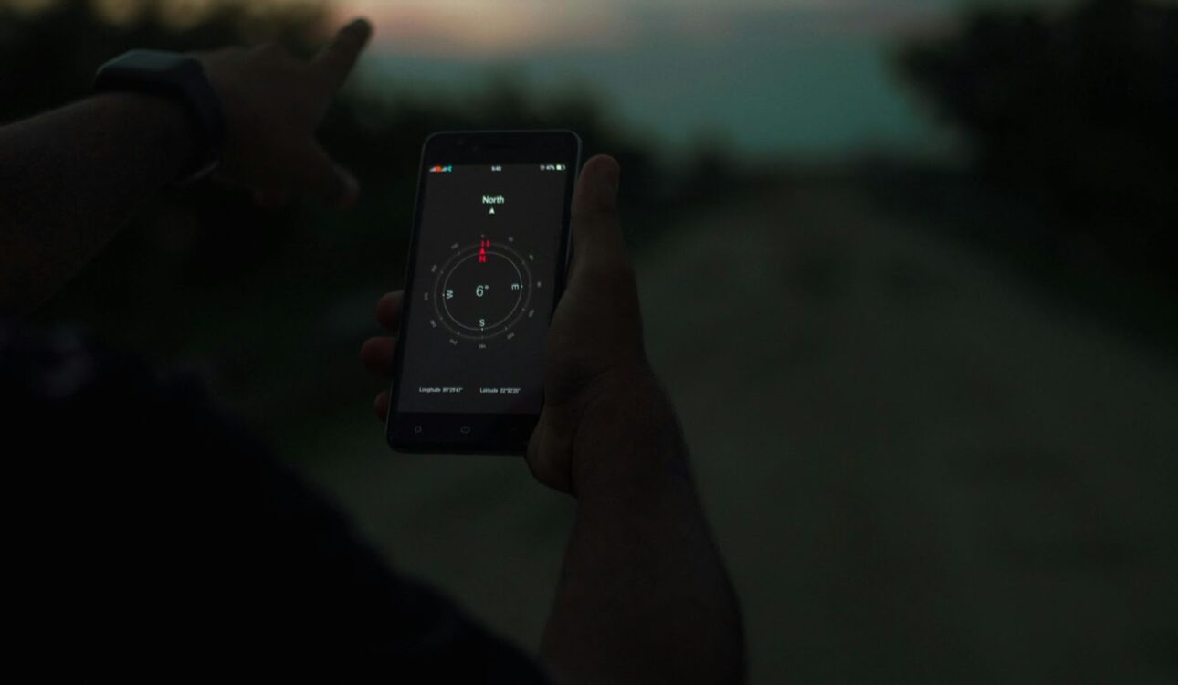 想知道另一半在哪又不被發現？iPhone 定位使用方式一次看！