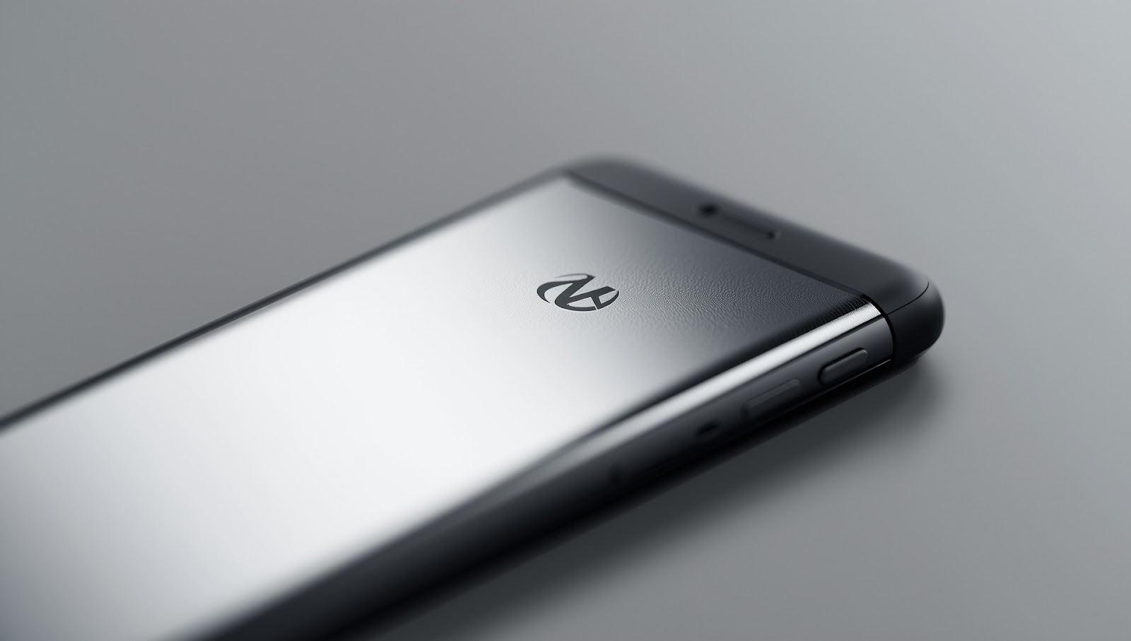 銀色手機的背面