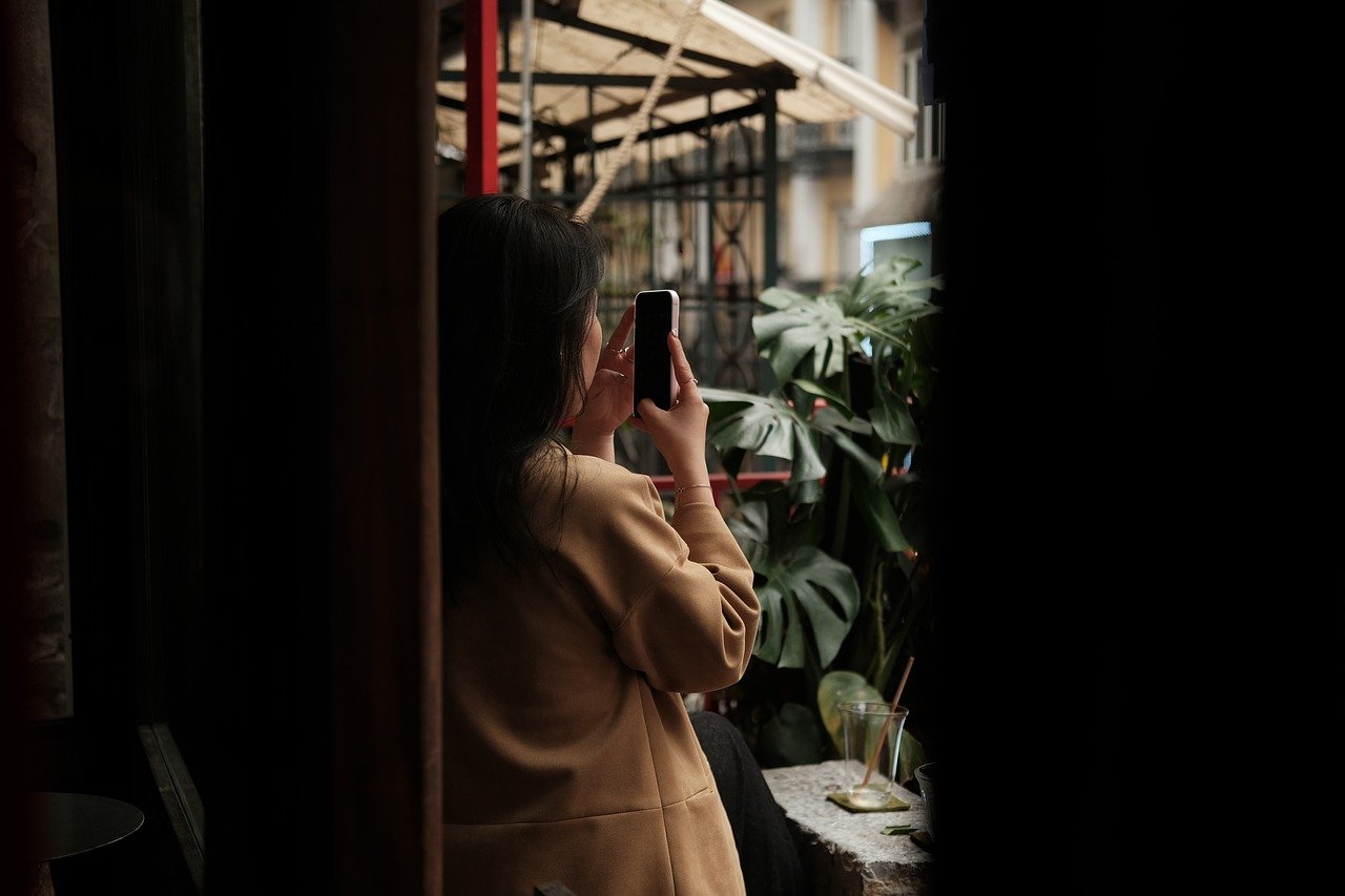 女子在門外用手機拍照