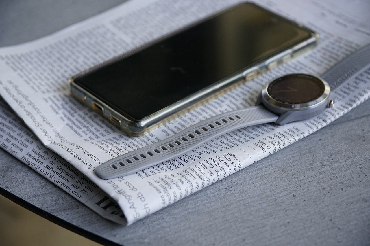 手機與手錶放在報紙上