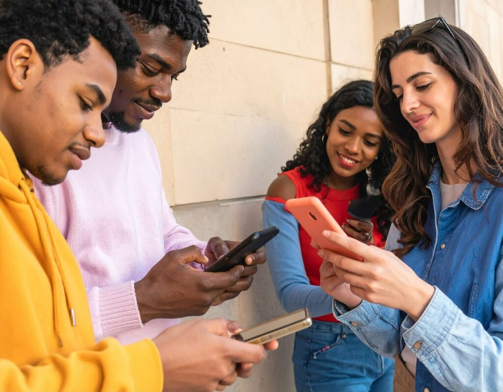一群年輕人拿著手機傳訊息