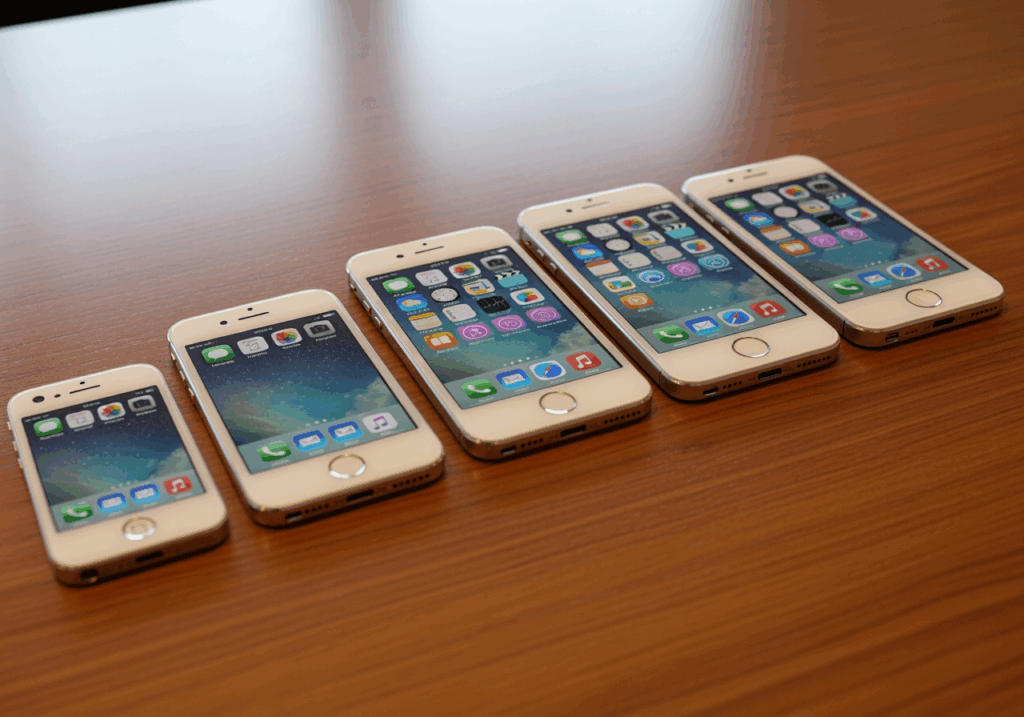 多款iPhone依年份排列在桌上